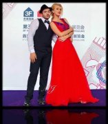 首 創外籍演員 男 女 情 景 對 唱